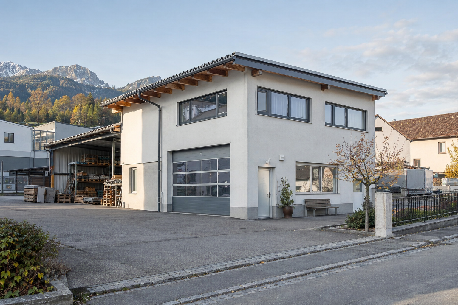 Kleines Gewerbegebäude mit Werkstatt und Büro